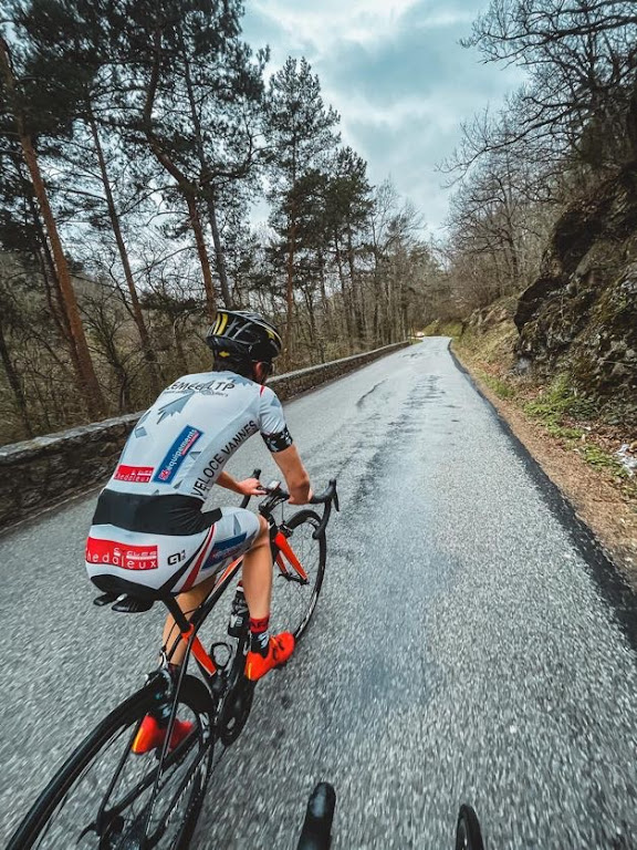 Coureur en train de récupérer sur un vélo